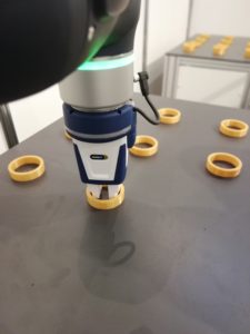 Palettierung Leichtbauroboter DOOSAN Deutschland cobot enbo M1013 Außengriff 3d gedruckte greiferbacken Ringehandling grüne Leuchte in Betrieb