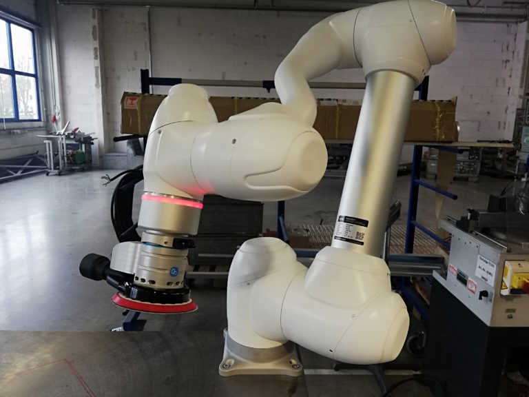 kollaborativer Roboter Doosan Robotics mit Onrobot Sander Schleifen mit Leichtbaurobotern